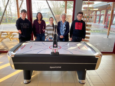 &Uuml;bergabe des Airhockey-Tisches