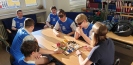 Schüler spielen "Mensch ärgere dich nicht" für Blinde